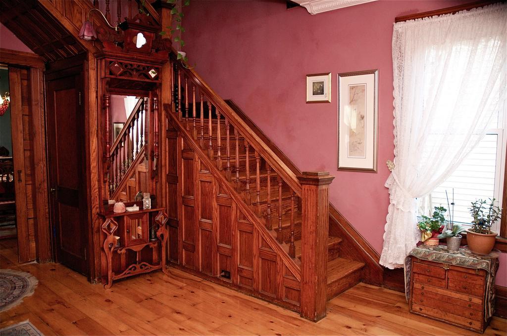 Bondy House Bed & Breakfast Amherstburg Buitenkant foto