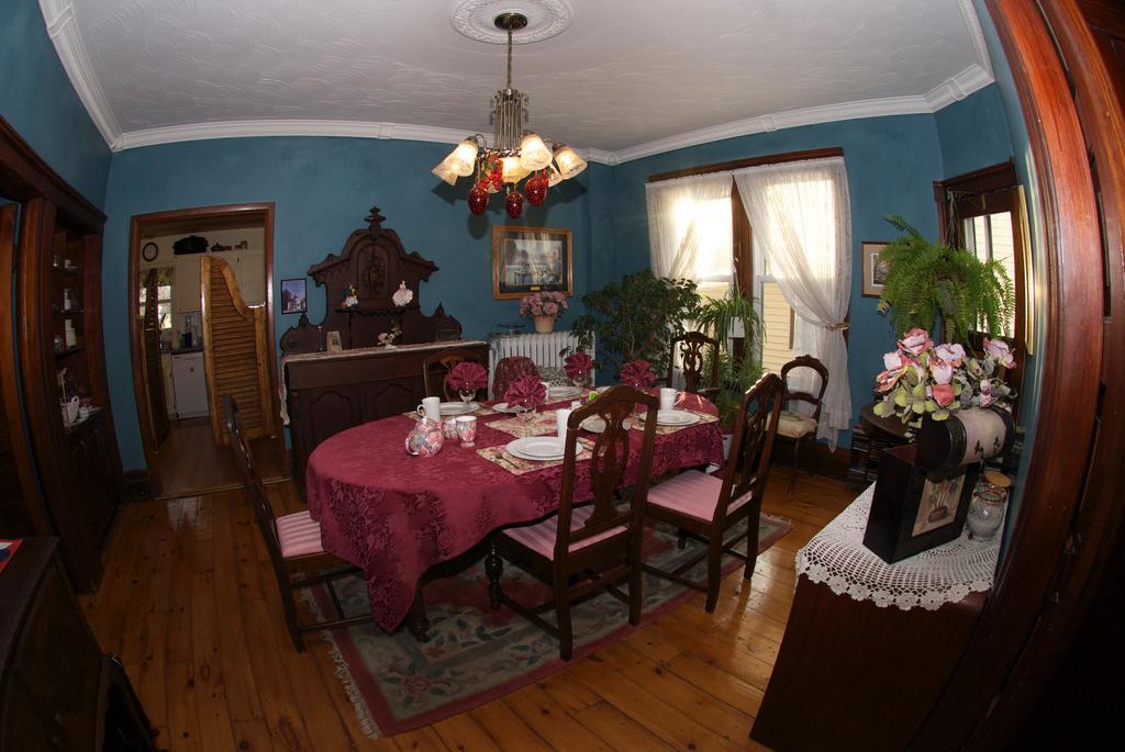 Bondy House Bed & Breakfast Amherstburg Buitenkant foto