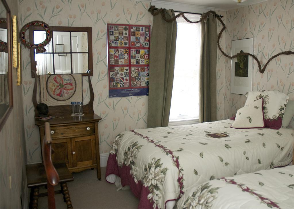 Bondy House Bed & Breakfast Amherstburg Buitenkant foto